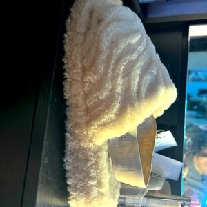 size 9.5, uggs chunky fuzzy slide on slippers 💗, accepting all best offers